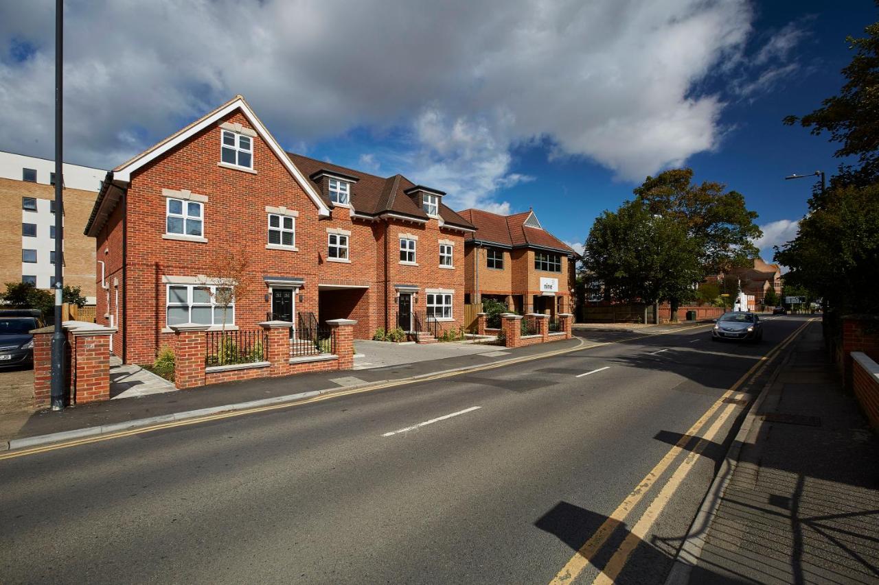 Imperial Court By Viridian Apartments - Bed and Breakfast Maidenhead