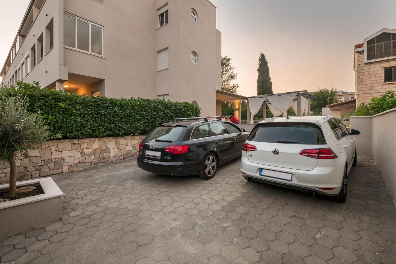 Family Apartment Dubrovnik - private jacuzzi terrace, private parking - B&B Dubrovnik