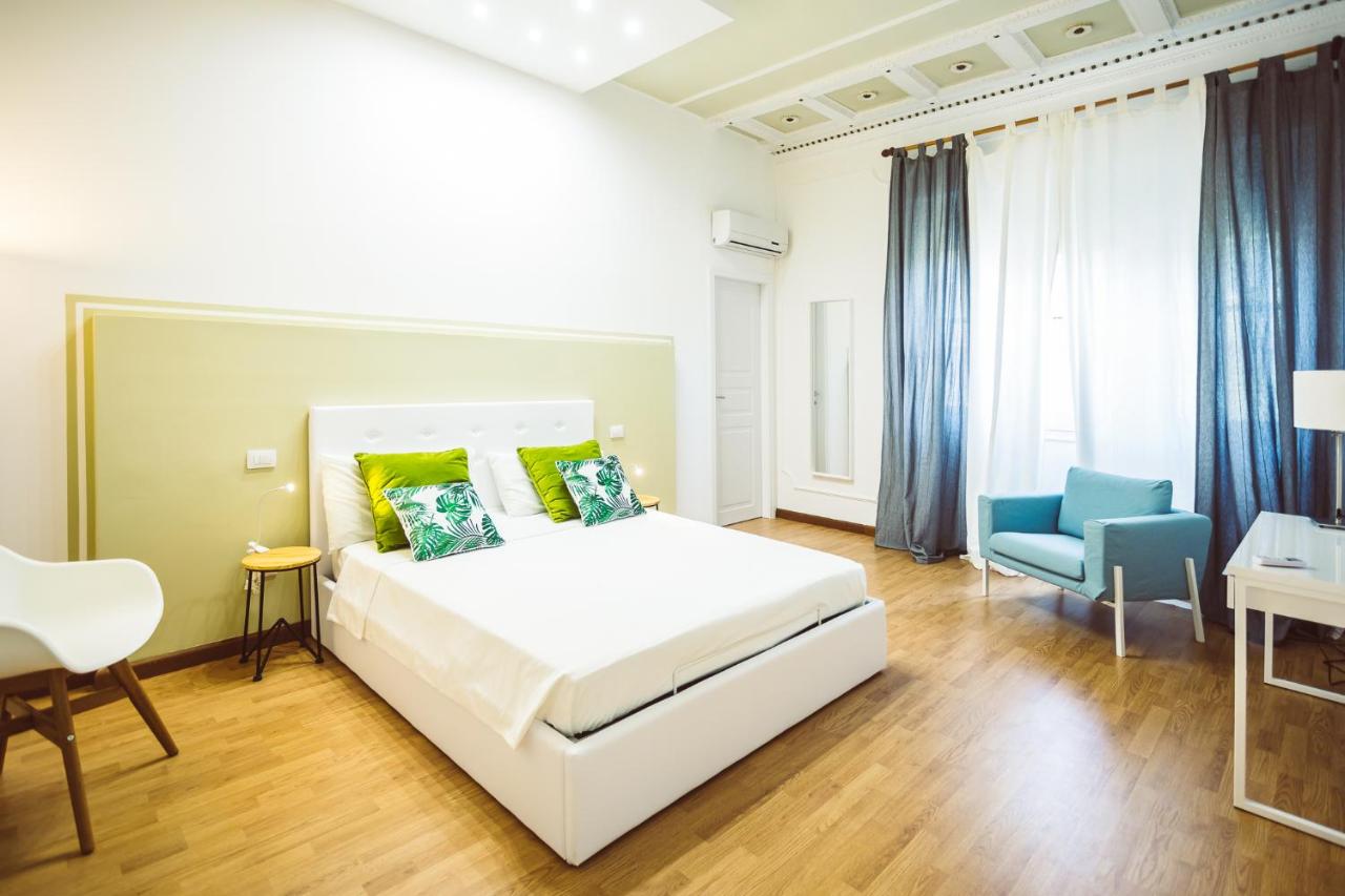 Zimmer mit Kingsize-Bett
