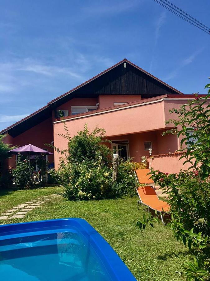 Balatonalmádi Apartmanház - B&B