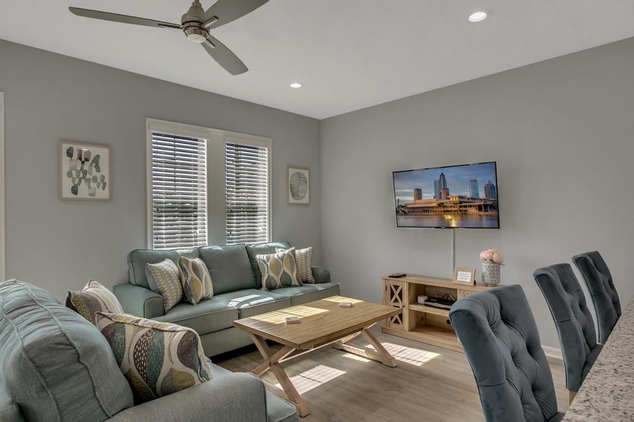 New 3/2 Duplex Minutes From Heart of Tampa -Unit B - Bed and Breakfast