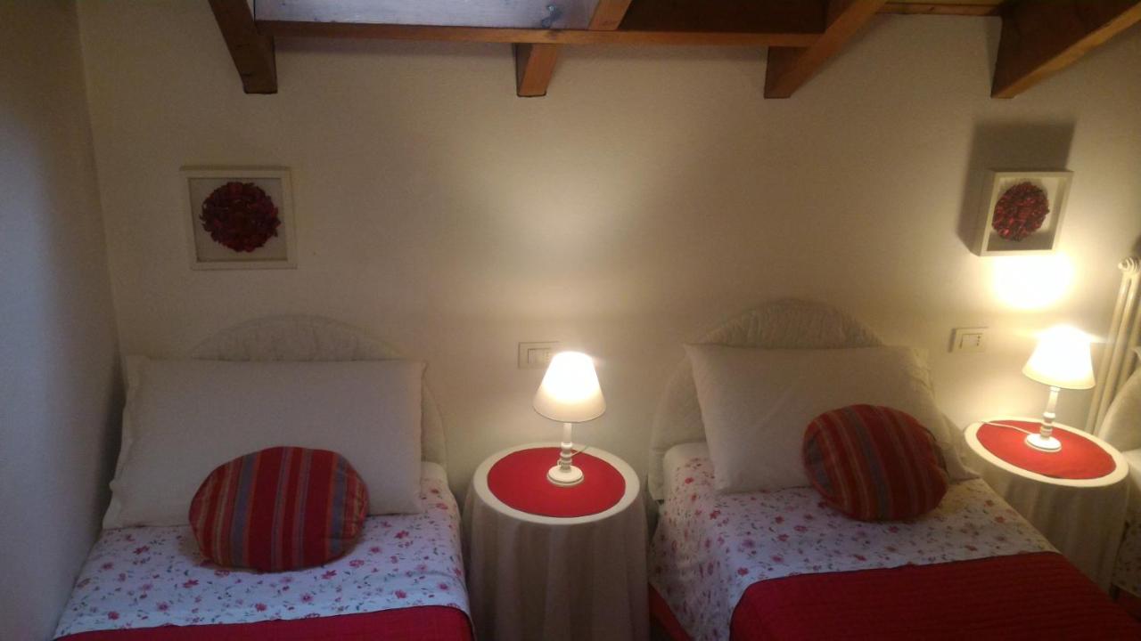 Zweibettzimmer mit eigenem Bad außerhalb des Zimmers