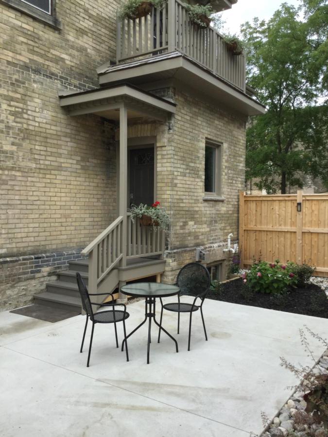 Apartment with Courtyard