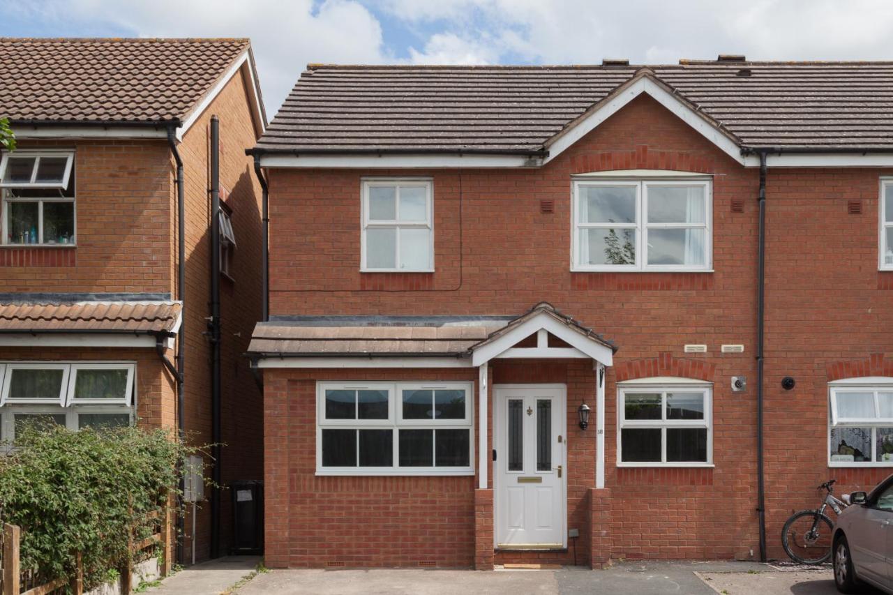 Hereford - Kestrel House - 4 Bedroom House Close to City With Parking - Sleeps 7 - Suitable for Family Gatherings or Contractors With Vehicles - Hosted by RENTMYHOUSE - Bed and Breakfast Hereford