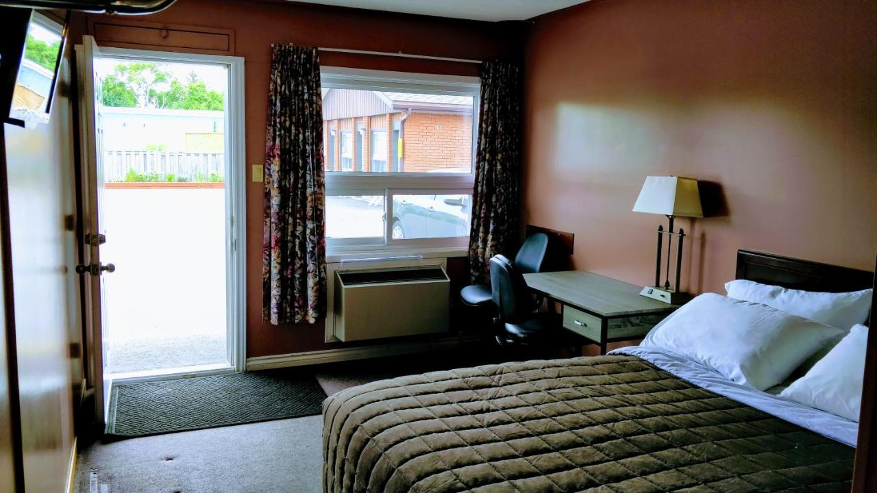 Room with One Queen Bed - No Pets