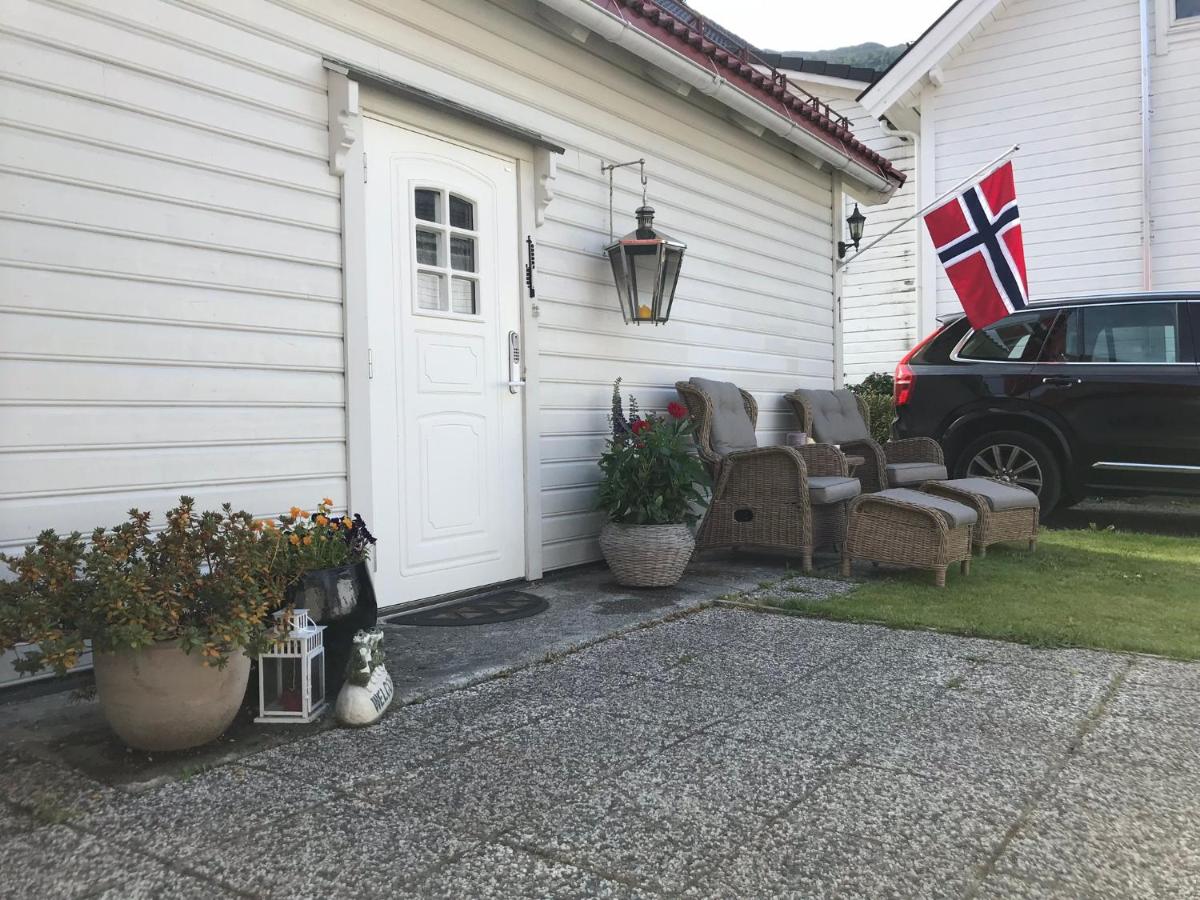 Koselig Landsbyhus i Nordfjord - B&B Nordfjordeid