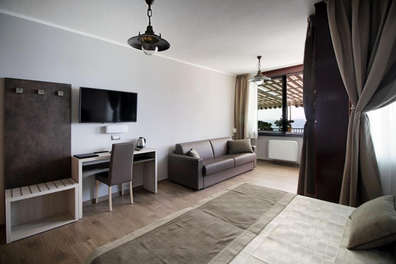 Double or Twin Room with Sea View