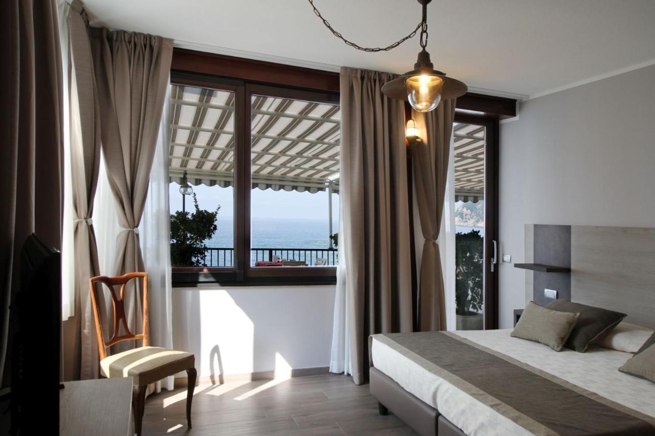 Double or Twin Room with Sea View