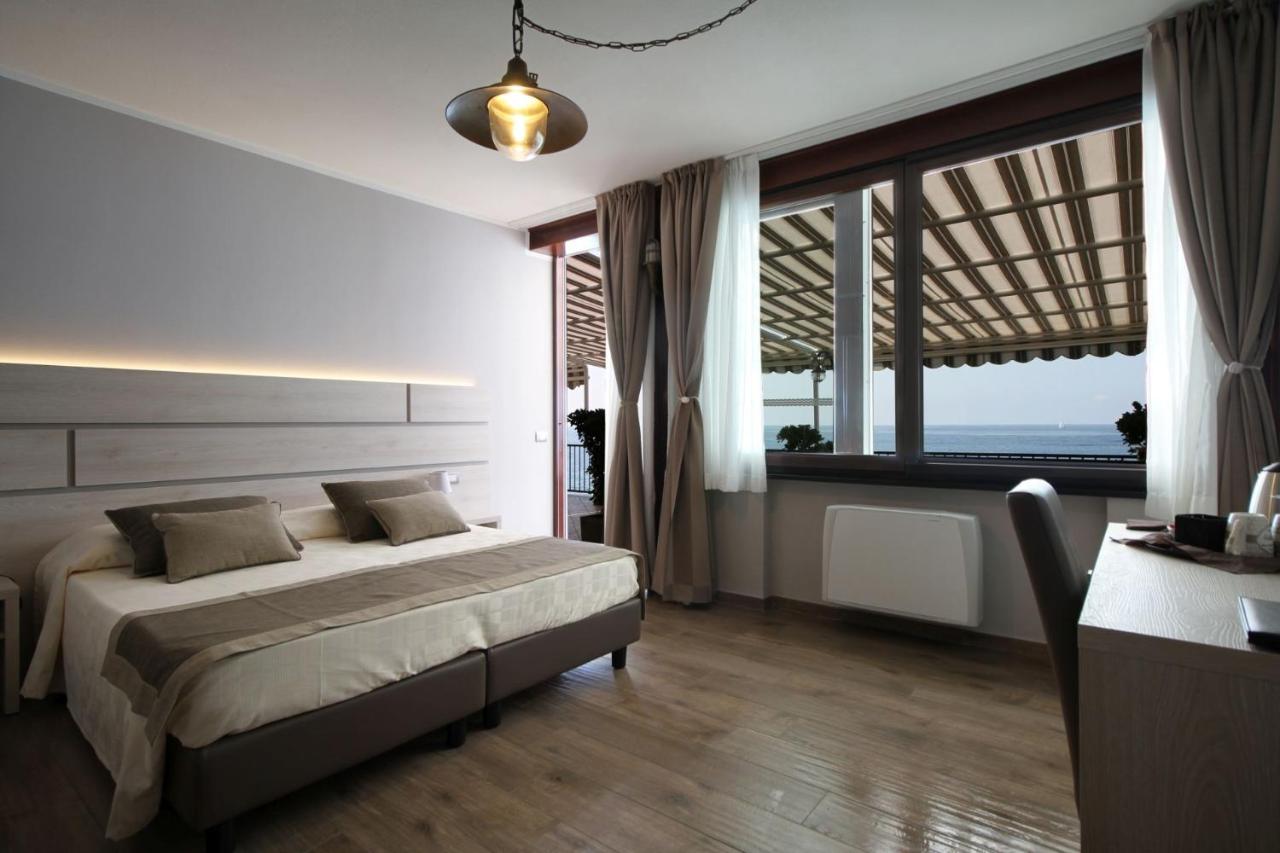 Double or Twin Room with Sea View