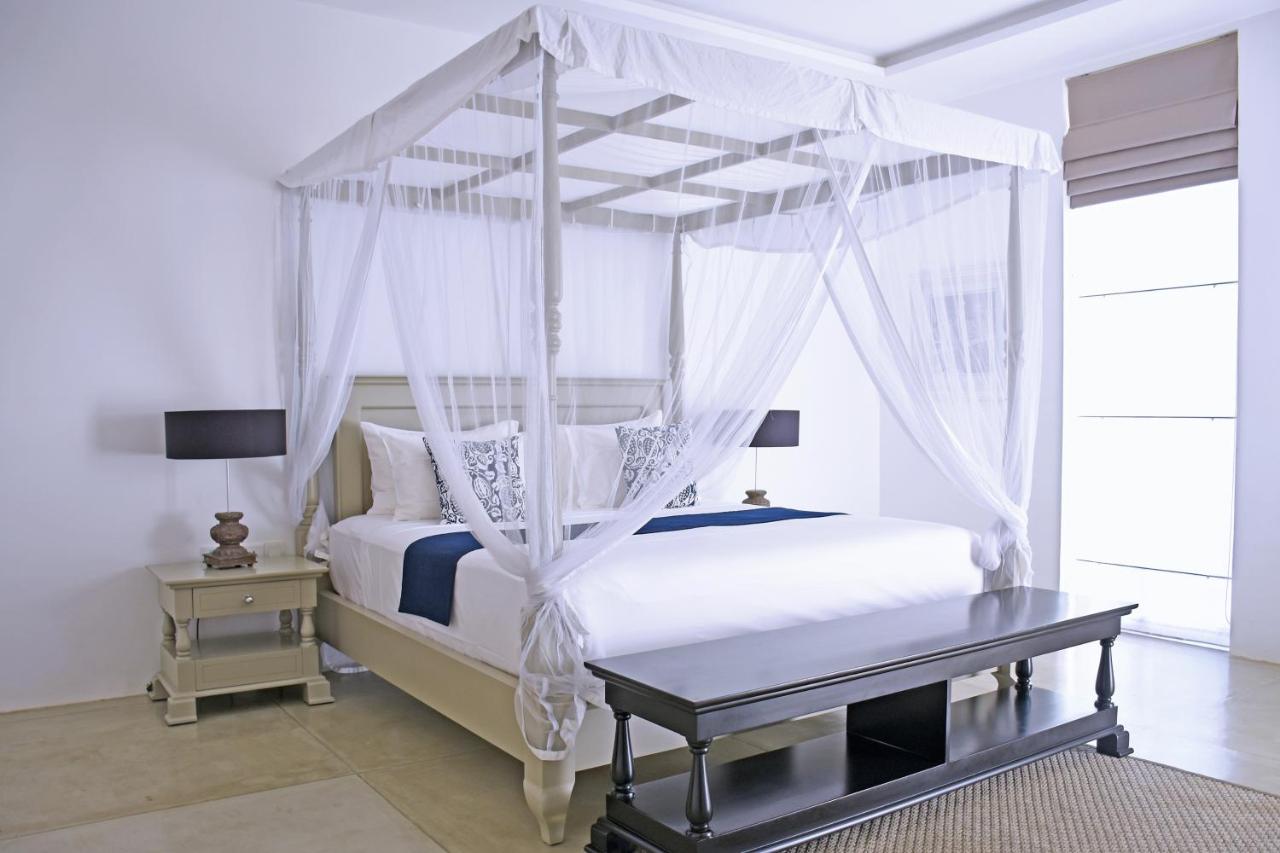 Deluxe Double Room with Side Sea View