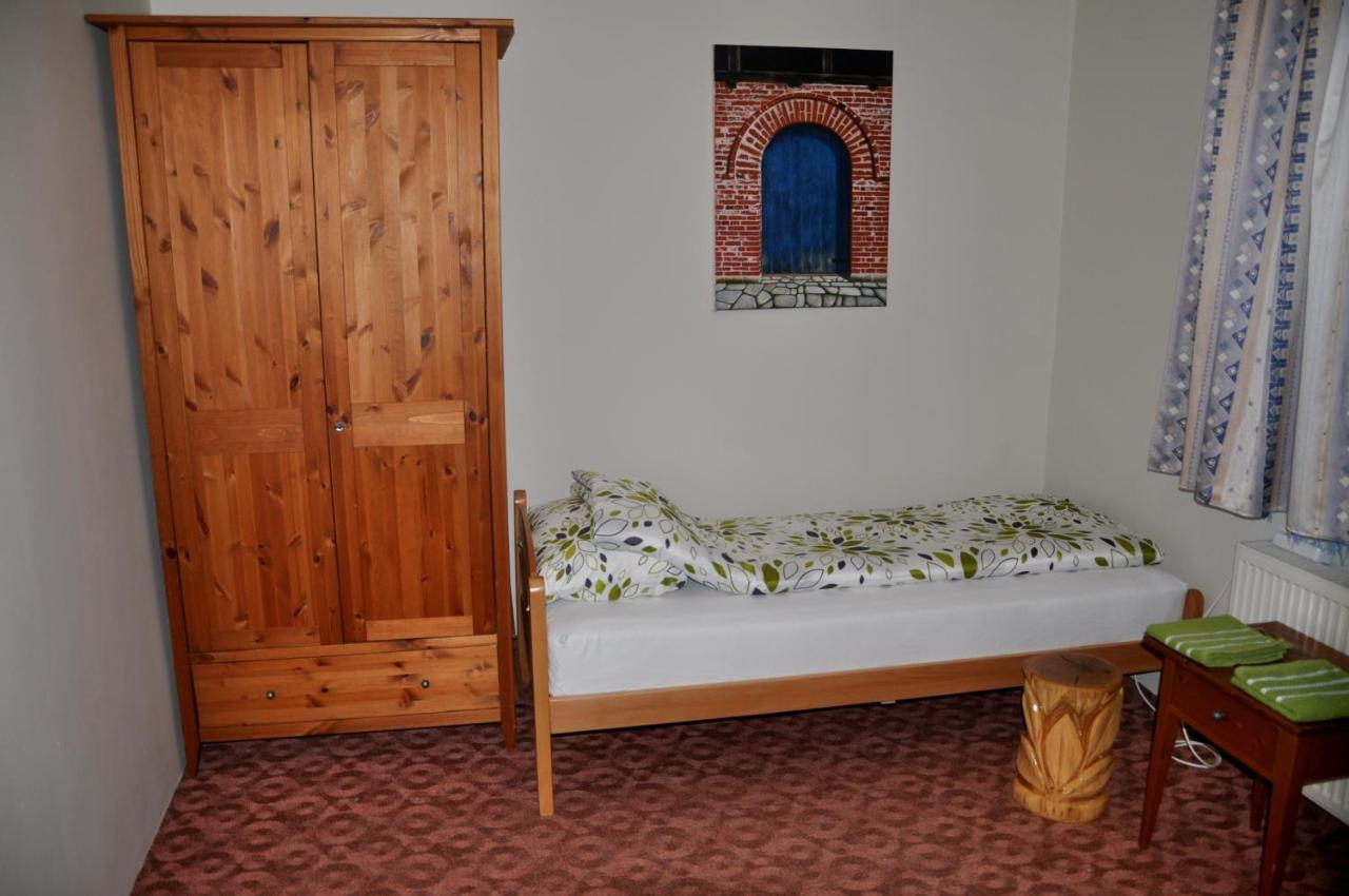 Chambre Lits Jumeaux avec Salle de Bains Commune