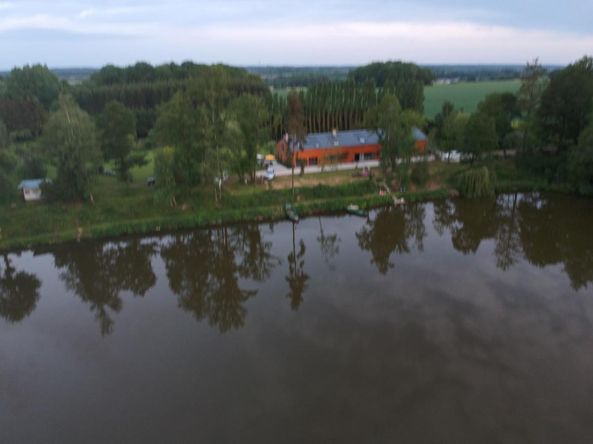 Florennes Gîte neuf 150 M2 devant un grand lac privé de 2 hectares poissonneux au milieu des bois - B&B