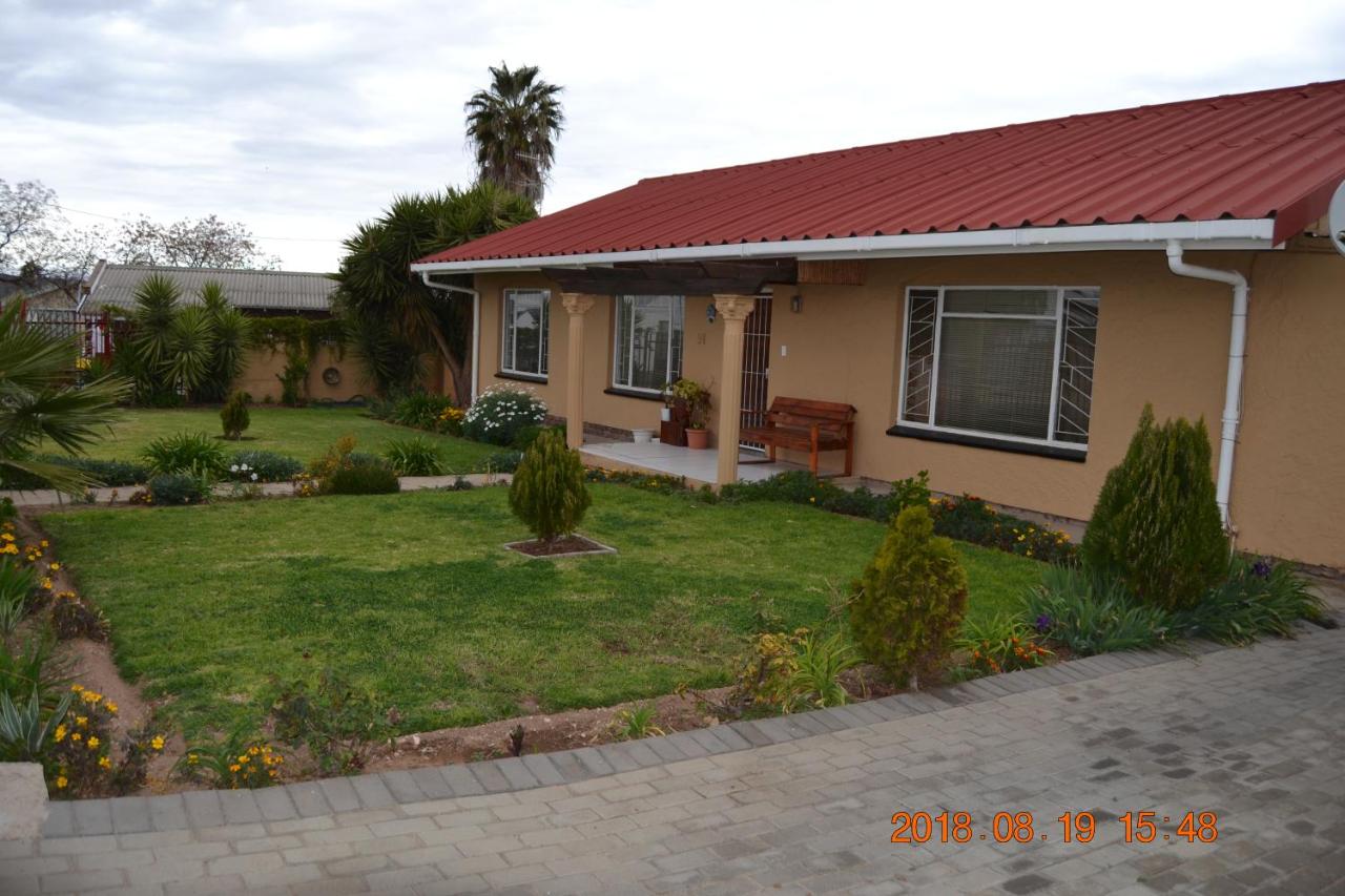 B&B Oudtshoorn - Heloise Home Stay - Bed and Breakfast Oudtshoorn