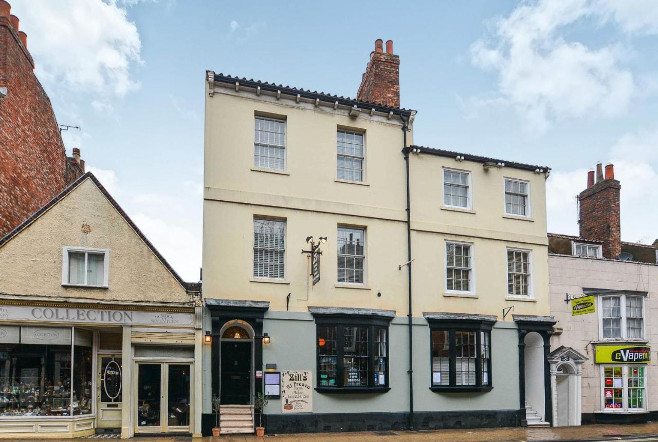 InTown - 60 second walk 2 Minster! - B&B