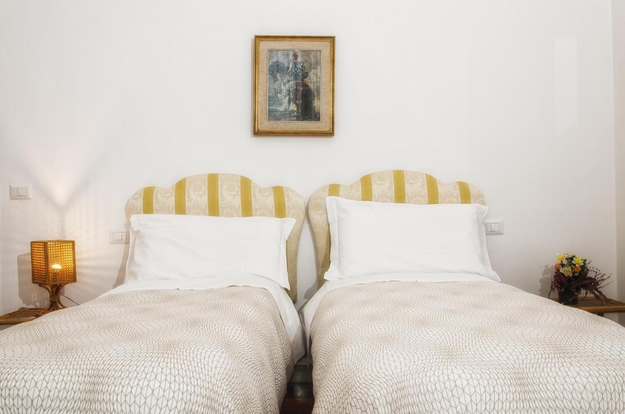 Two Separated Double Rooms with Private External Bathroom