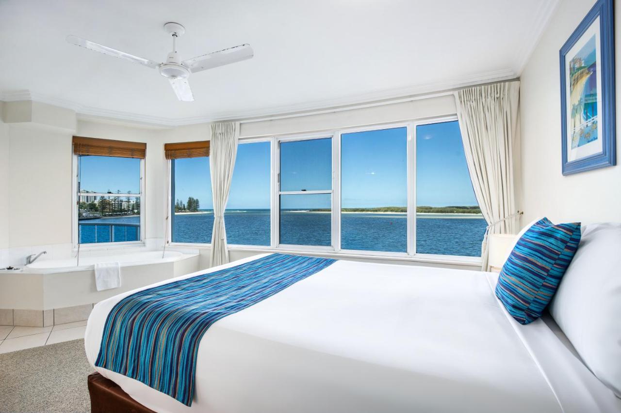 Deluxe Two-Bedroom Apartment - Absolute Waterfront
