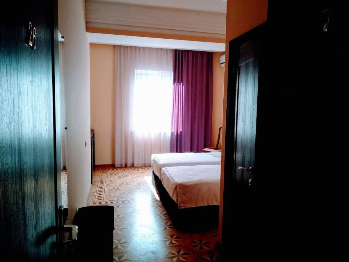 Großes Doppel-/Zweibettzimmer