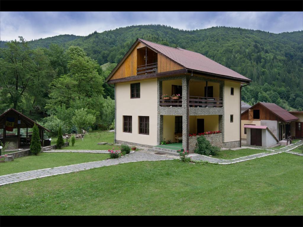 Zimmer mit Kingsize-Bett und Balkon