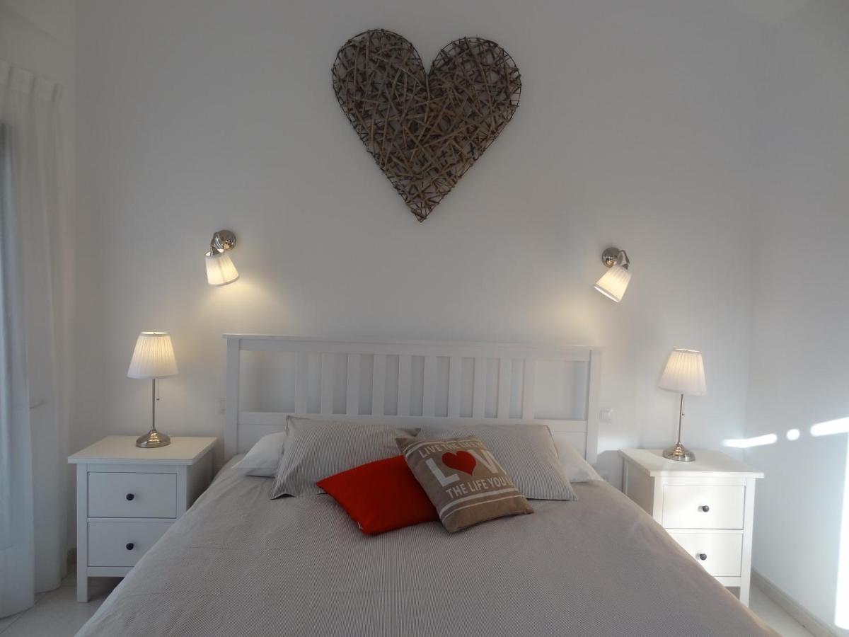 Zimmer mit Kingsize-Bett und Poolblick