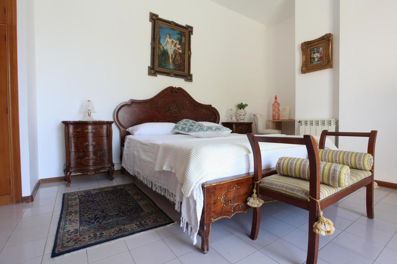 Zimmer mit Kingsize-Bett und Balkon