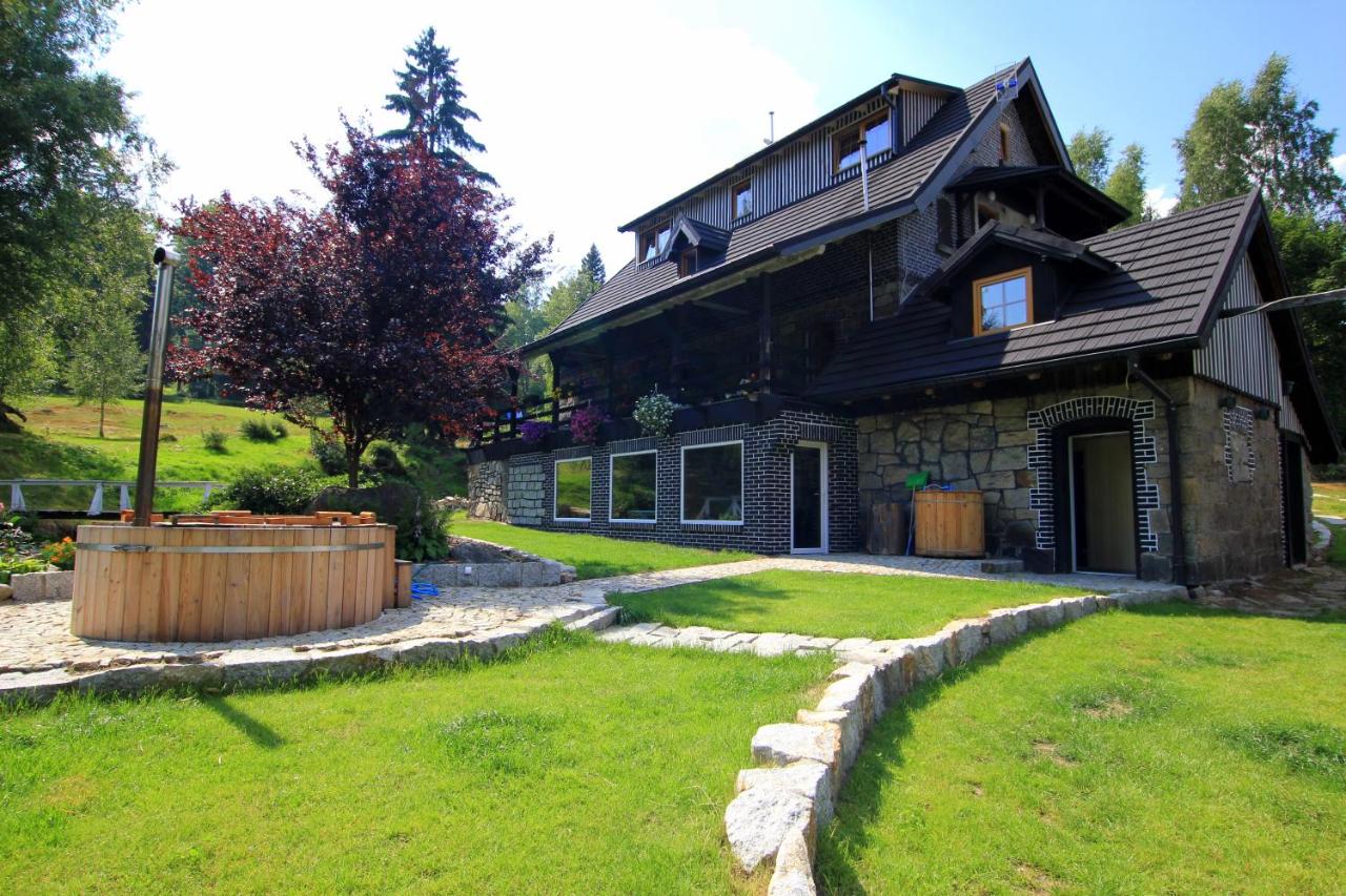 Guesthouse BORSZÓWKA by the creek exclusive, with access to a pool, sauna, and hot tub - B&B