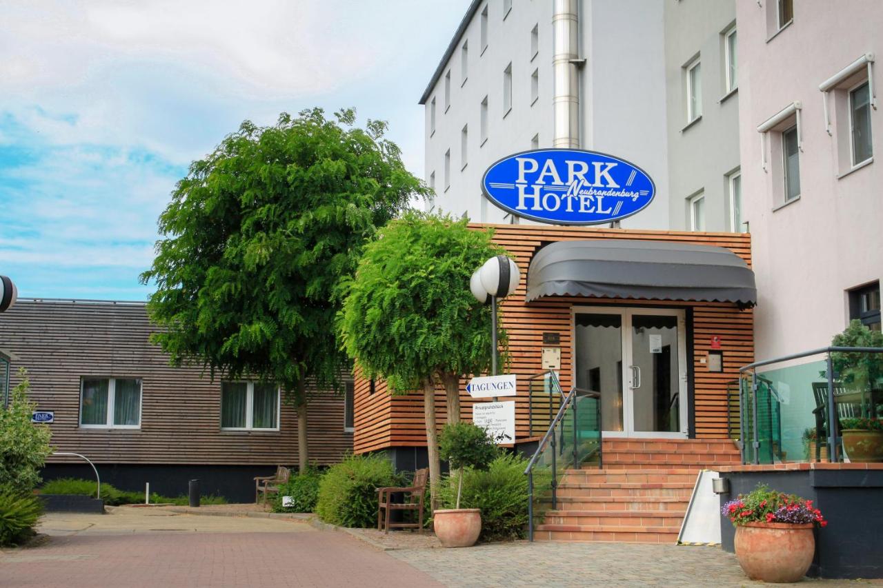 B&B Neubrandenburg - Parkhotel Neubrandenburg - Bed and Breakfast Neubrandenburg