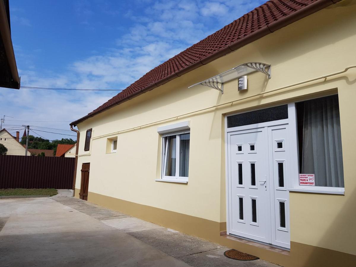 DM Vendégház Villány - B&B Villány