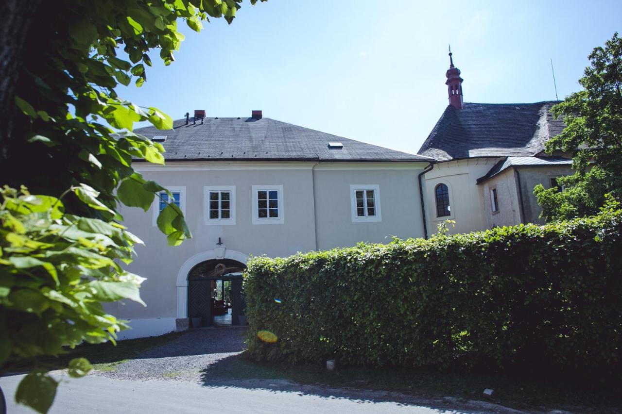 B&B Malá Skála - Baroque mansion Czech Paradise 1750 A. D. - Bed and Breakfast Malá Skála