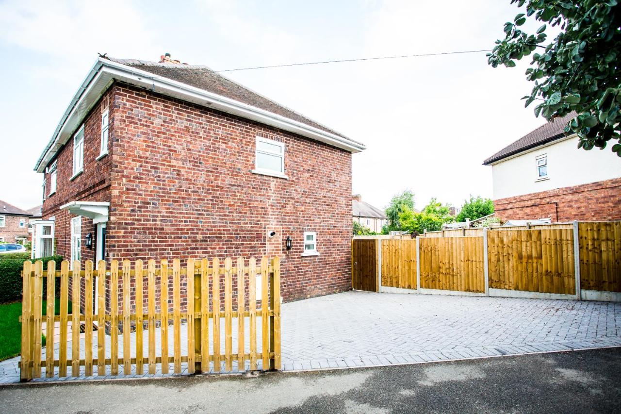 Lovely 3 Bedroom House - Close to all attractions - Free Parking - Bed and Breakfast