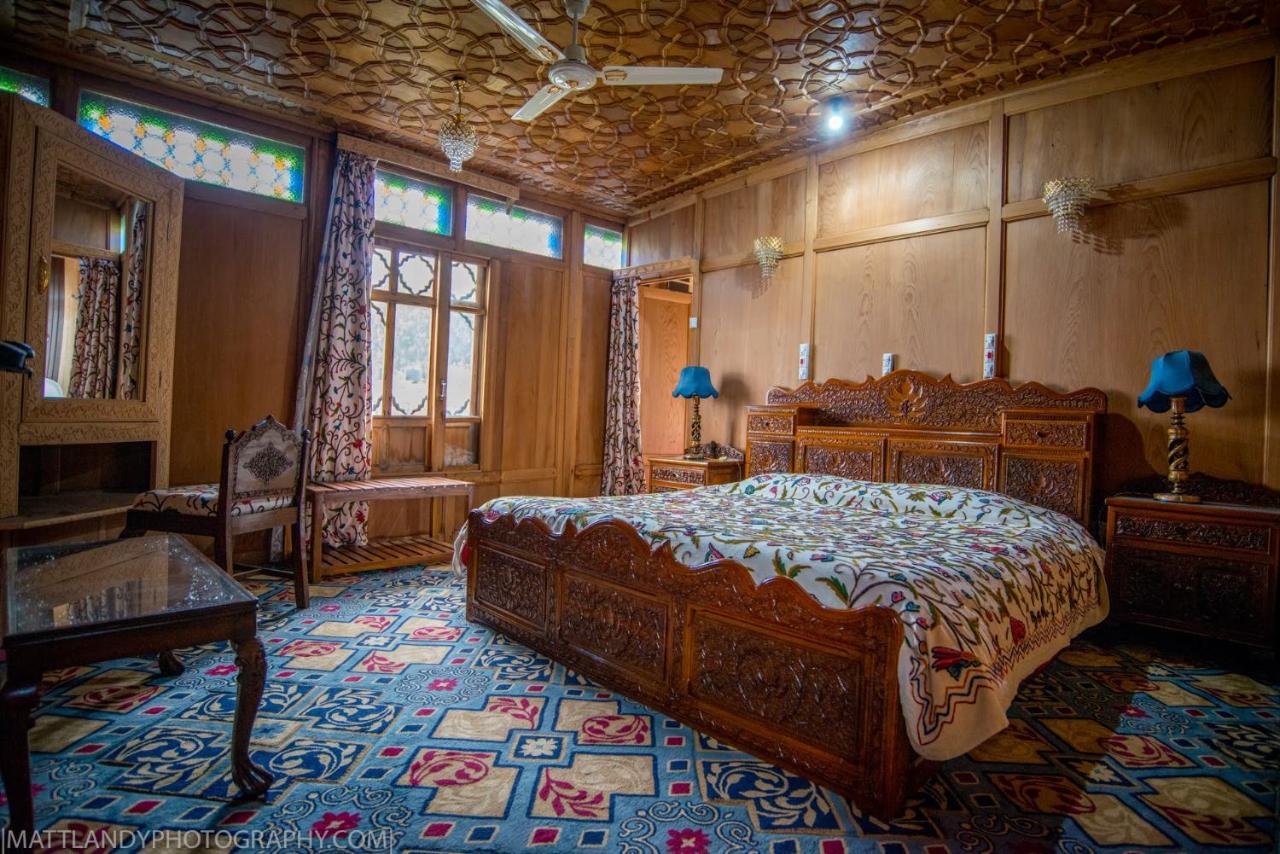 Deluxe Double Room (2 Adults + 1 Child)