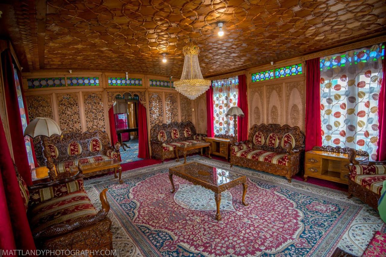 Young Beauty Star Houseboat - B&B