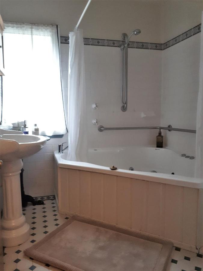 Deluxe Queen Suite with Spa Bath