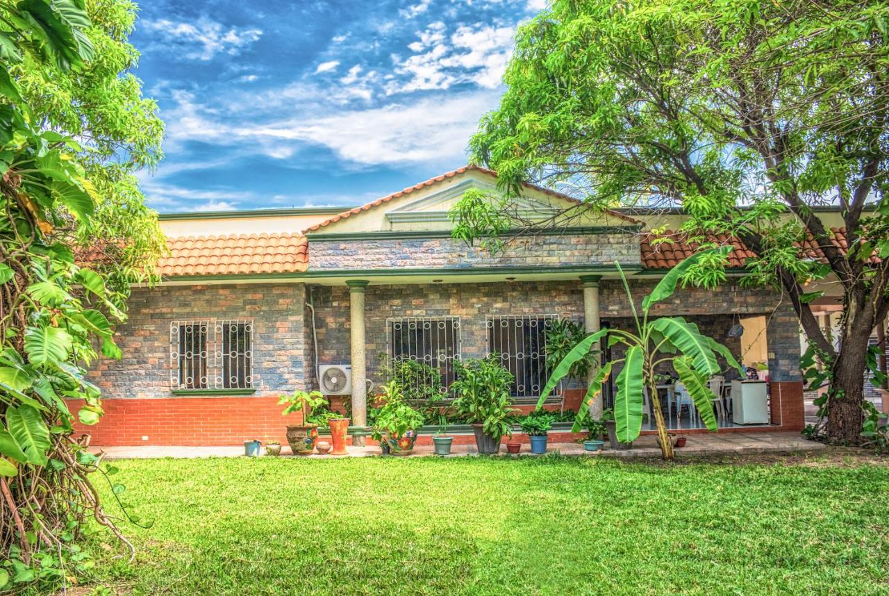Casa grande y privada, jardín & estacionamiento - B&B