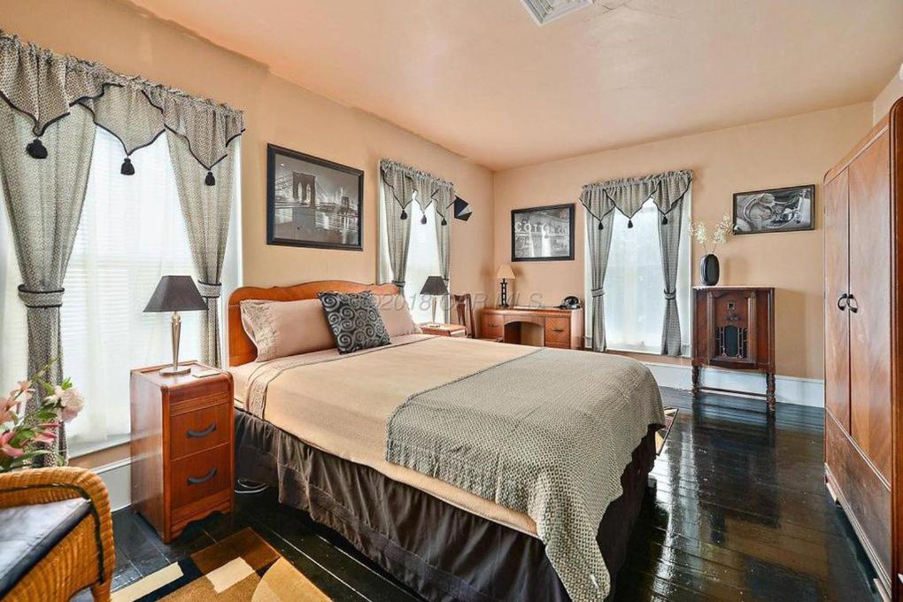 Standard Queen Room