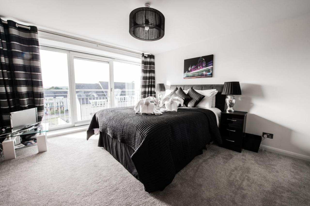 B&B Aberdeen - Woodlands Luxury 4 Bedroom Townhouse Cults - Bed and Breakfast Aberdeen