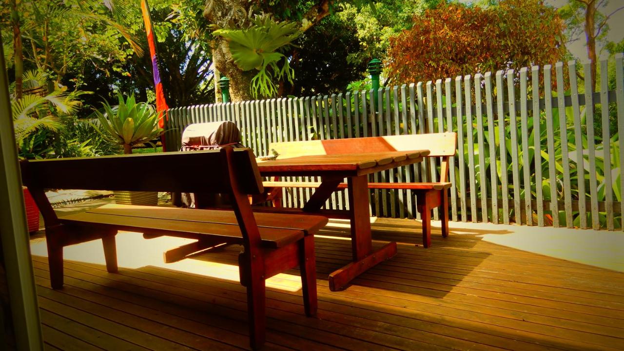 Habitación con cama grande y terraza