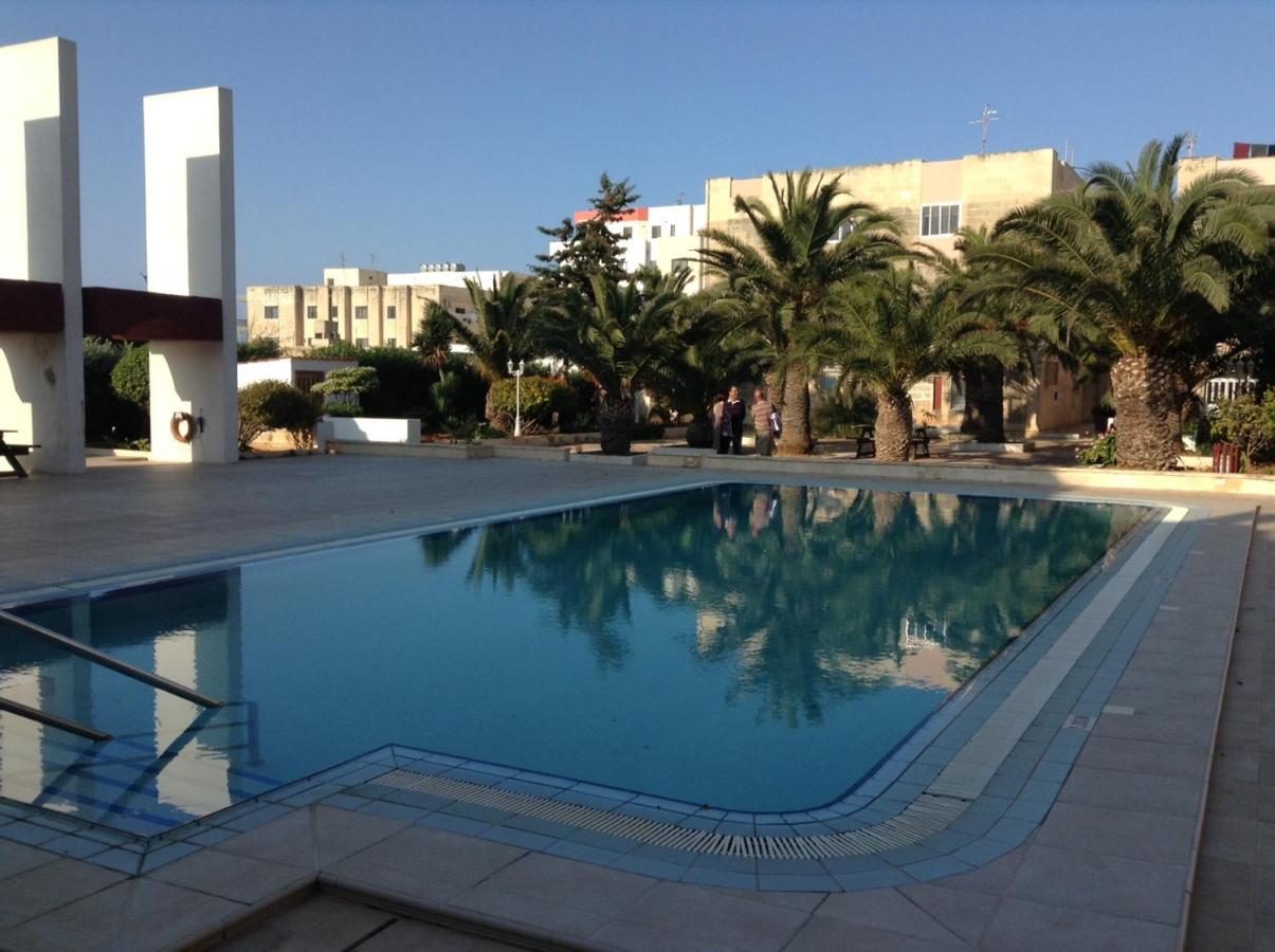 B&B San Pawl il-Baħar - Seafront Apartment With Pool - Bed and Breakfast San Pawl il-Baħar