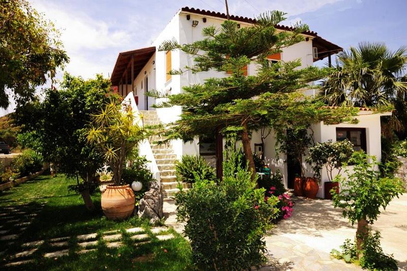 IRIDA Studios Hotel & Pool - Bed and Breakfast