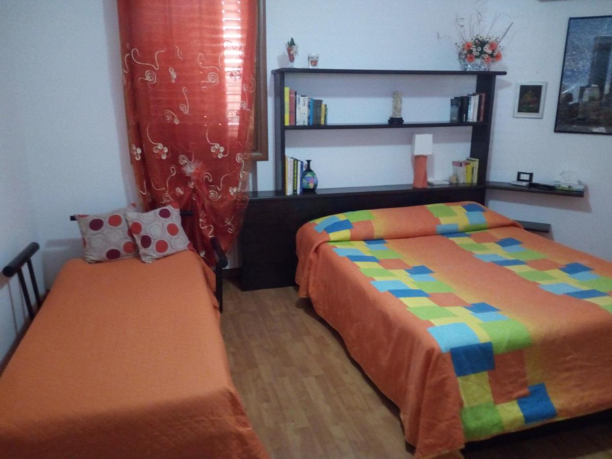 Doppelzimmer mit Zustellbett und einem eigenen Bad