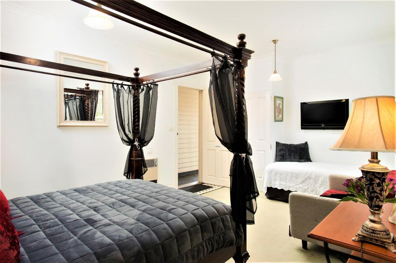 Campbell Queen Room with Garden View
