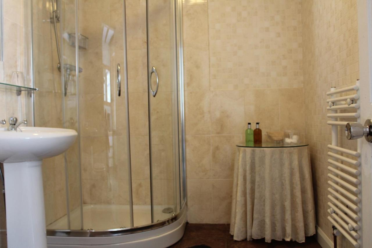 Tweepersoonskamer met 2 Aparte Bedden en Badkamer