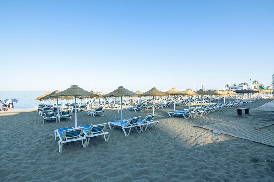 Luminoso y fresco apartamento en 2ª línea de playa - Chambres d’hôtes