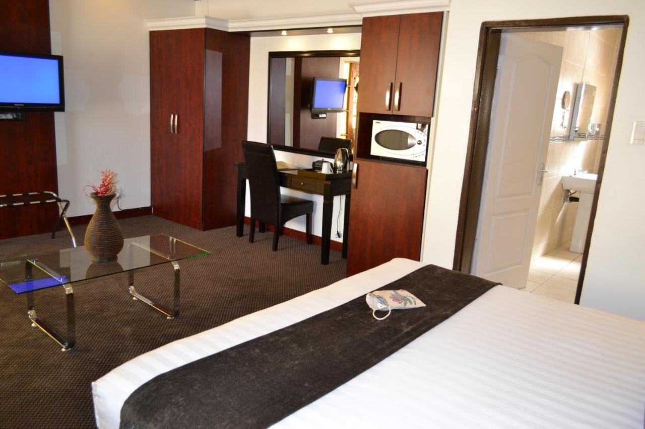 Zimmer mit Kingsize-Bett und Balkon