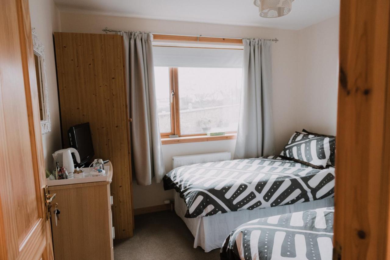 Tweepersoonskamer met 2 Aparte Bedden en Eigen Badkamer