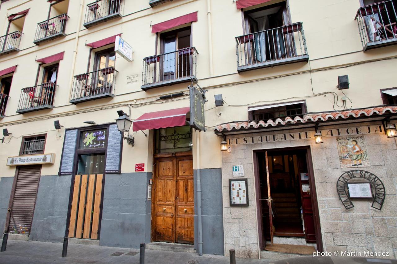 Hostal La Casa de La Plaza - B&B