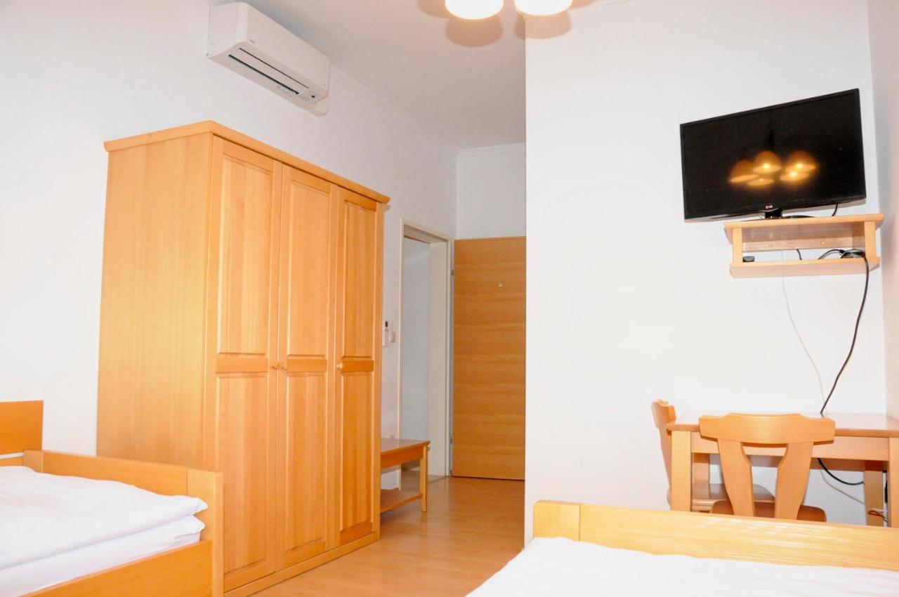 Doppel-/Zweibettzimmer mit Bad