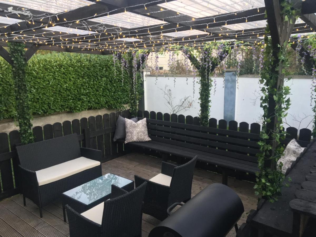 5 mins walk to Carrick - Sleeps 12 - Off road parking - Modern house - Ferienwohnung
