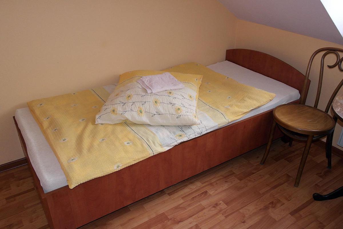 Kleine Tweepersoonskamer met 2 Aparte Bedden