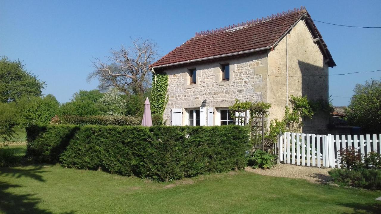 Les Roses Trémières - Bed and Breakfast Lezay