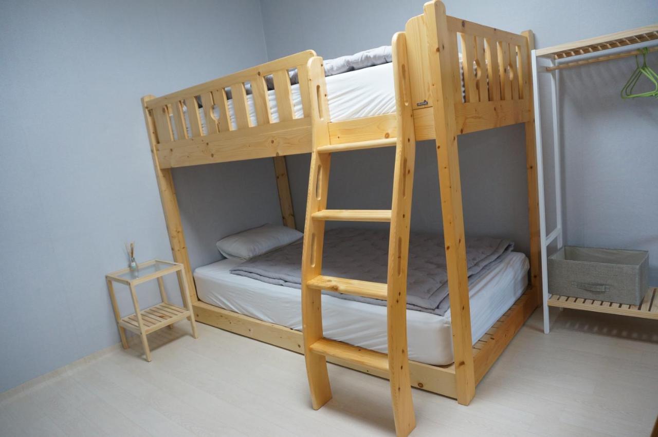 Bett im Schlafsaal für Männer